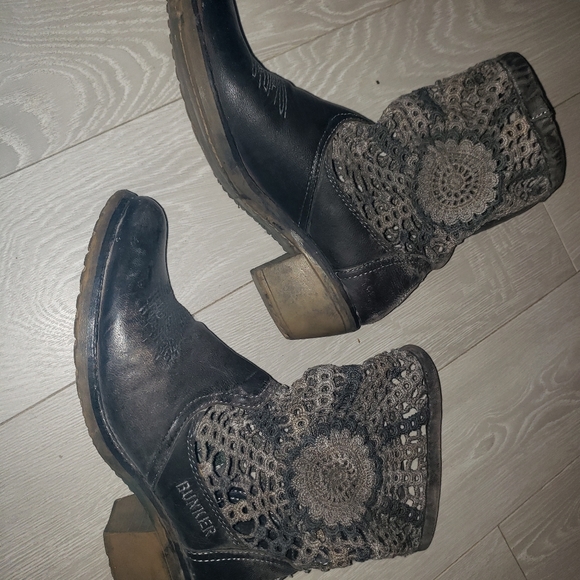 Bunker Shoes - Bunker leather and lace cowboy boots